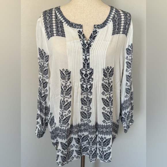 Daniel Rainn Tops - NWT | Daniel Rainn | Amely Split Neck Top | White/Navy | Medium